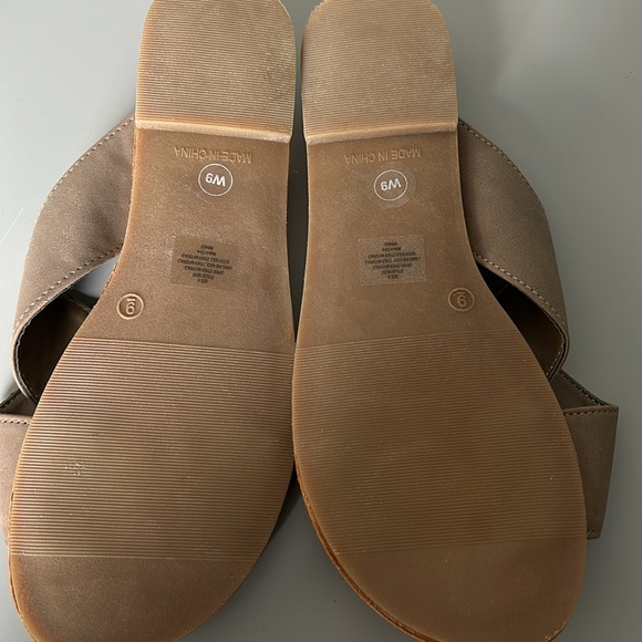 NEW! Never worn tan Gap slip on Sandals - Picture 2 of 2